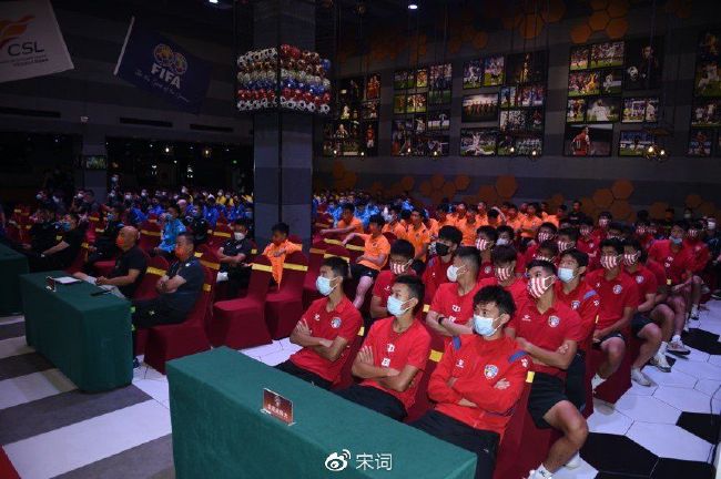 因此，补强后防已经成为了米兰冬窗的优先事项，他们的目标有基维奥尔和朗格莱两人。